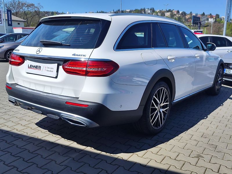 Mercedes-Benz Třídy E E220d/143kW 4MATIC All-Terrain - fotka 5 z 37
