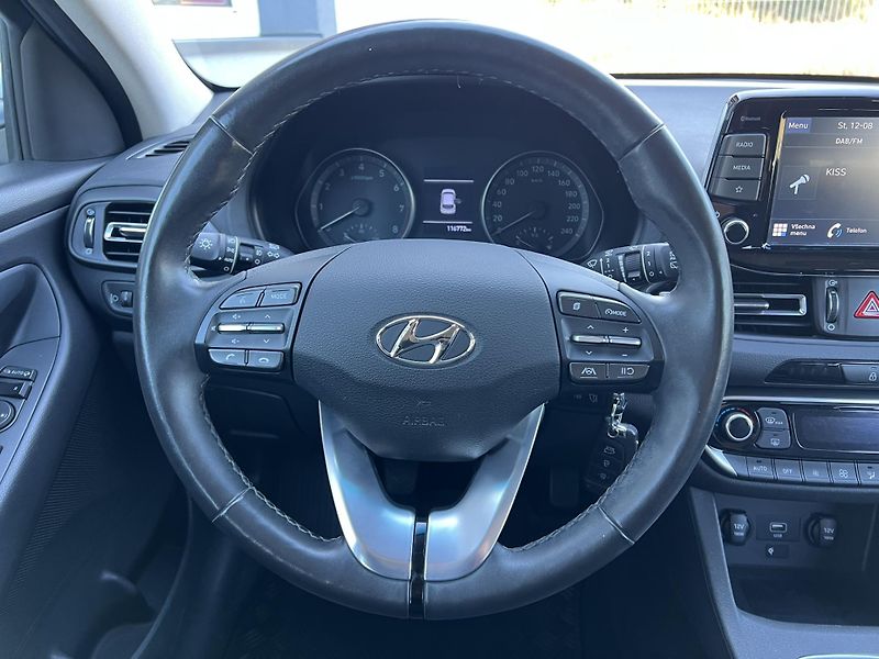 Hyundai i30 (2022) 1.5T-GDi 118kW SMART KAMERA - fotka 12 z 21