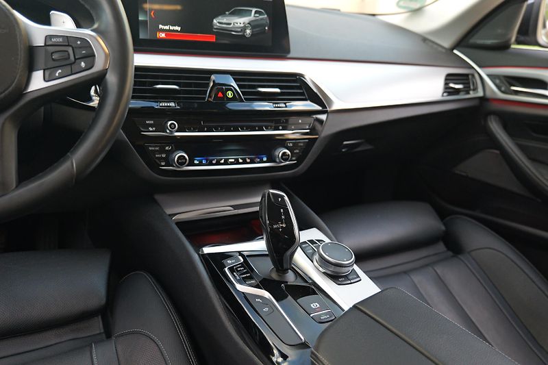 BMW Řada 5 530xD Aktiv.Podvozek TopVýbava - fotka 21 z 48