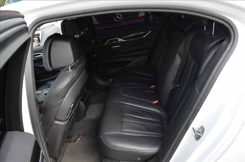 BMW Řada 7 (2019) L 740 I 3,0 - fotka 27 z 30