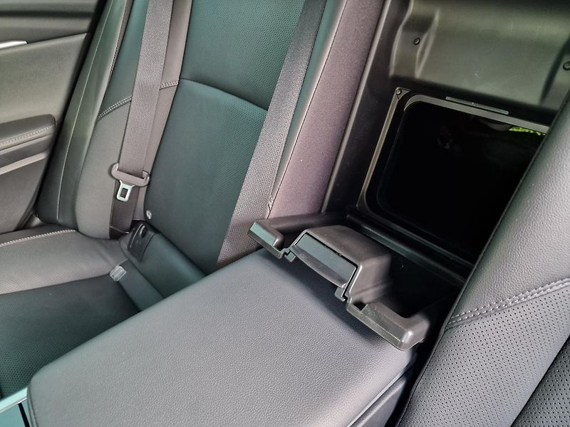 Toyota Camry (2024) 2.5 Hybrid EXECUTIVE - fotka 14 z 23
