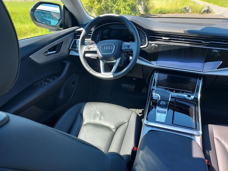 Audi Q8 (2023) 55 TFSI quattro 3.0 / 250 kW - fotka 13 z 22