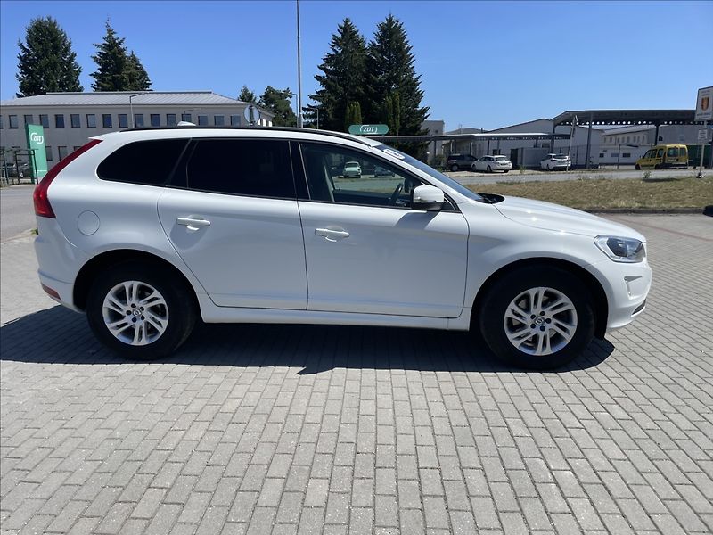 Volvo XC60 2,4 D4 Geartronic Kinetic AWD - fotka 5 z 41