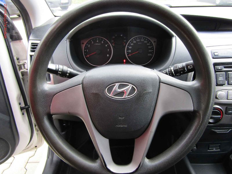 Hyundai i20 (2013) 1.3i, AC, TZ - fotka 15 z 16