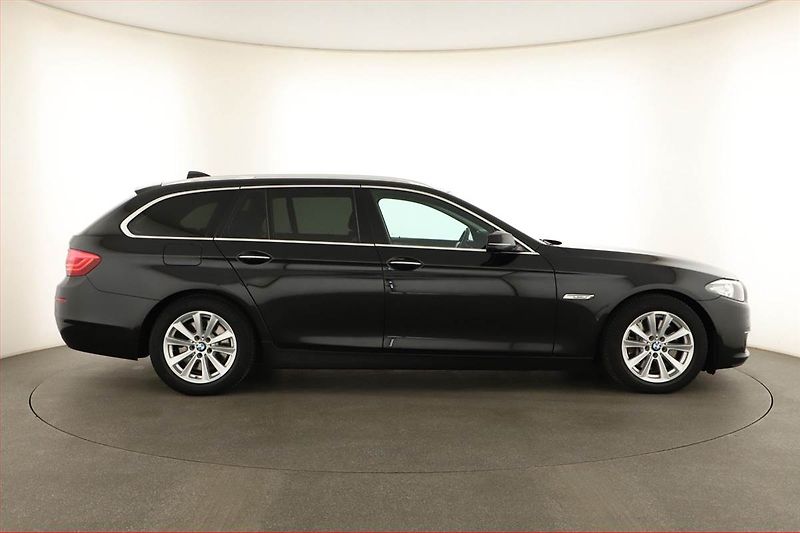 BMW Řada 5 (2013) 530d, Automat, Navi, Xenony - fotka 6 z 20
