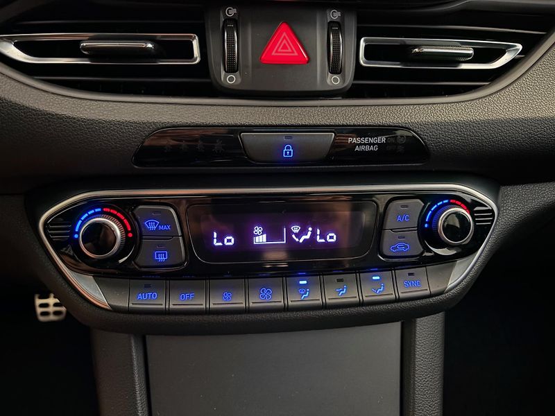 Hyundai i30 (2021) Mild HYB 1.5 TGDi N-line kombi - fotka 25 z 43