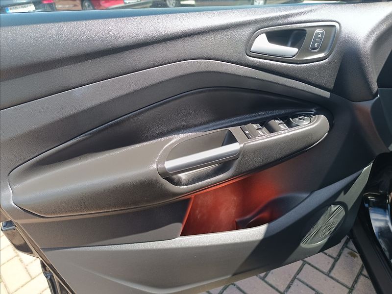 Ford Kuga 2,0 TDCi 4x4 AT Titanium - fotka 11 z 21