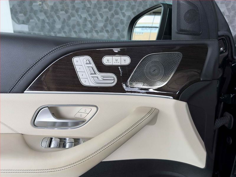 Mercedes-Benz GLE (2023) 53 AMG 4MATIC+ - fotka 13 z 22