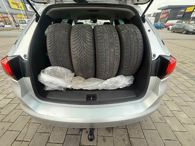 Opel Astra 1,2  81 kW SPORTS TOURER - fotka 16 z 18