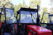 Zetor 7211 v obležení malých návštěvníků.