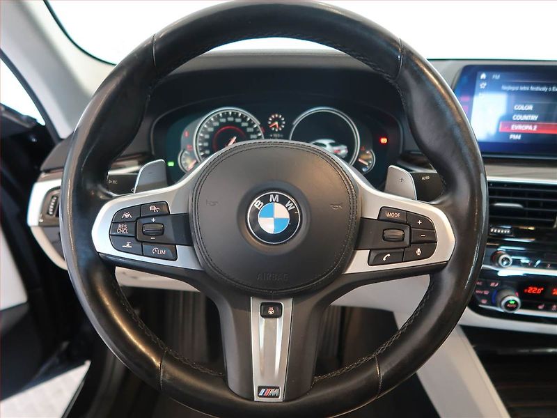 BMW Řada 5 (2017) Luxury Line 520d xDrive - fotka 14 z 14