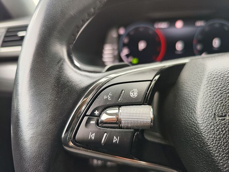 Škoda Superb 2.0 TDI/110kW Style DSG - fotka 27 z 35