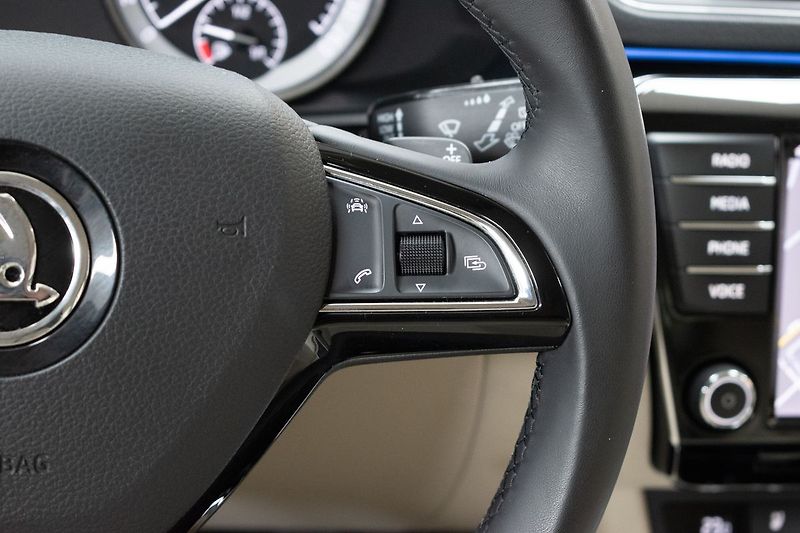 Škoda Superb 2.0 TSI 206kW L&K 4x4*TAŽNÉ*ČR - fotka 25 z 48