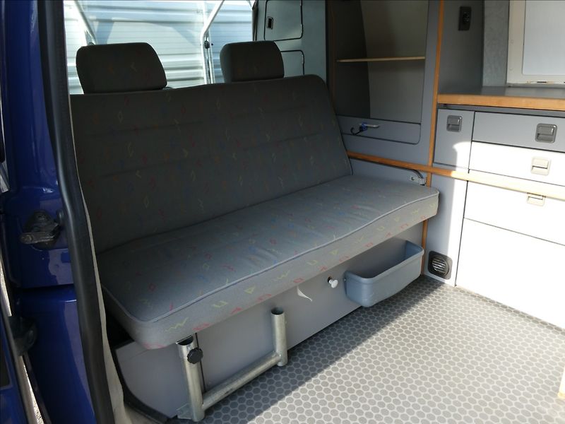 Volkswagen T5 California 2,5 TDi 96kW obytný vůz - fotka 38 z 49