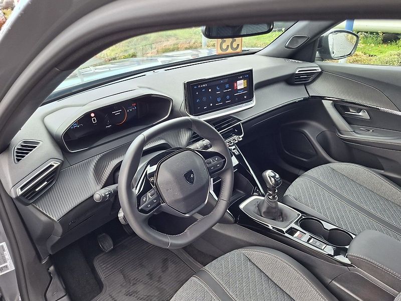 Peugeot 2008 ALLURE 1,2 PT 100k M6 - fotka 13 z 26