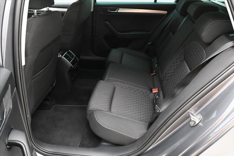 Škoda Superb 2,0 TDI 110kW DSG NAVIGACE Zár - fotka 14 z 30