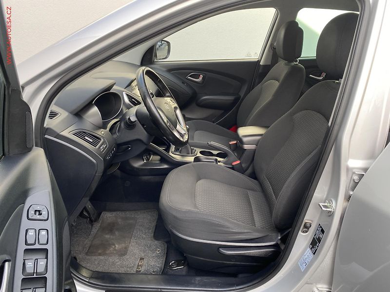 Hyundai ix35 (2013) 2.0 CRDi 4x4, AC, výhřev sed - fotka 9 z 17