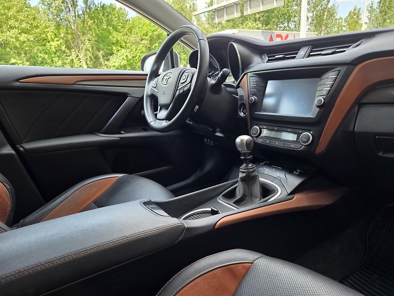 Toyota Avensis 2.0-VELMI ZACHOVALÝ STAV - fotka 18 z 28
