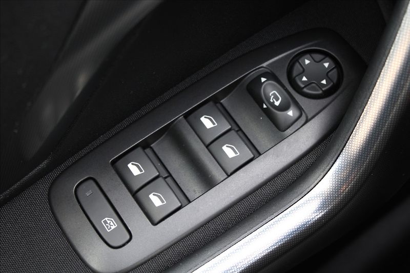 Peugeot 2008 1,2 T  AUTOMAT,ALLURE,WEBASTO - fotka 22 z 34