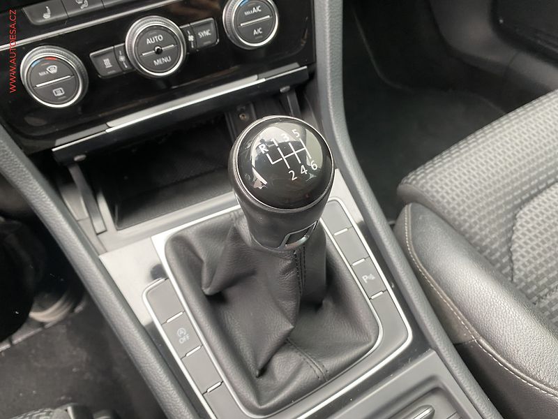 Volkswagen Golf (2015) 1.4 TSi, Highline, bixen - fotka 16 z 18