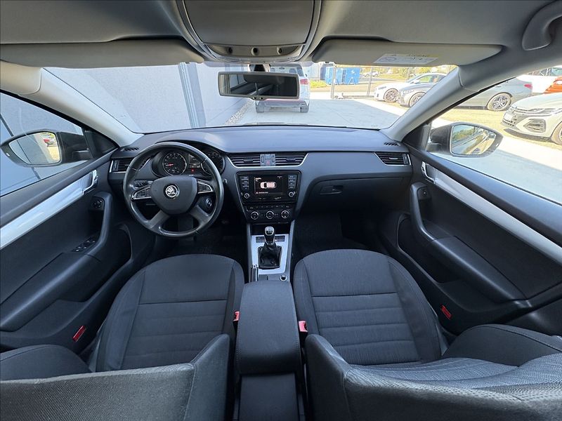 Škoda Octavia 2,0 ČR 1. maj. servis 6 MT - fotka 9 z 25