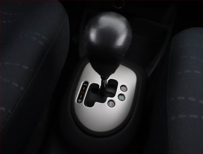 Toyota Yaris (2007) 1.3 VVT-i, Automat - fotka 14 z 19