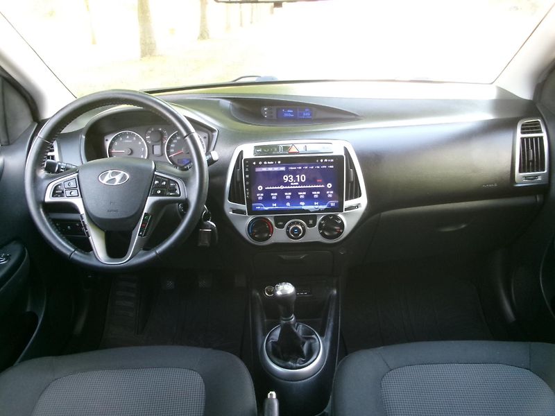 Hyundai i20 (2014) 1,2i - ZADÁNO - fotka 19 z 25