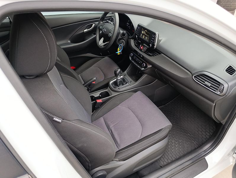 Hyundai i30 START 1.4 73kW ČR 1.MAJITEL - fotka 17 z 28