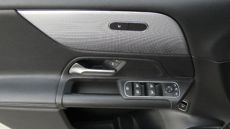 Mercedes-Benz GLB 200d 4MATIC - fotka 9 z 24