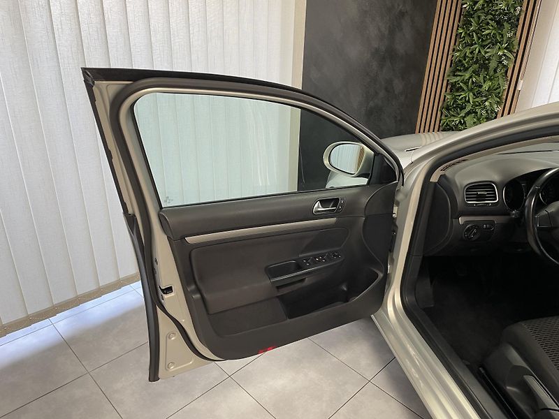 Volkswagen Golf TSi ČR 1.MAJ. 6M TZ DIGIAC   - fotka 18 z 23