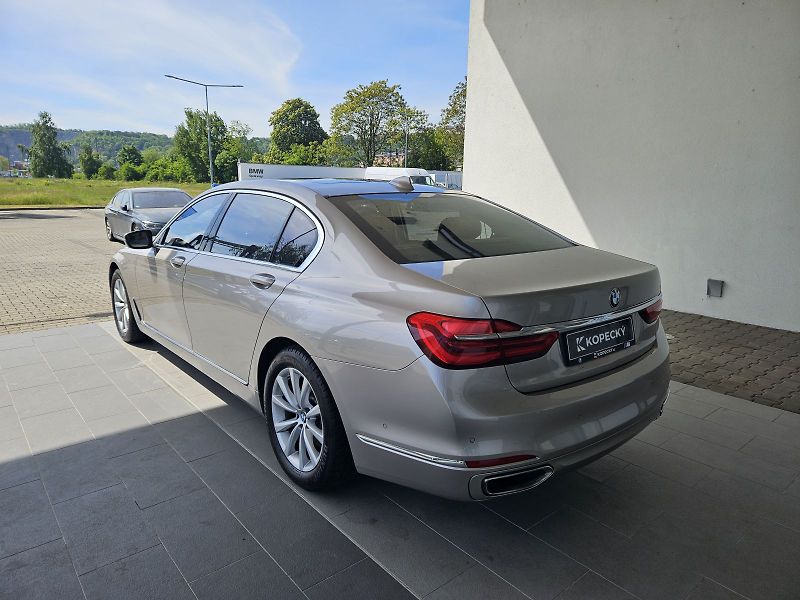 BMW Řada 7 (2016) 740Ld xDrive - fotka 4 z 18