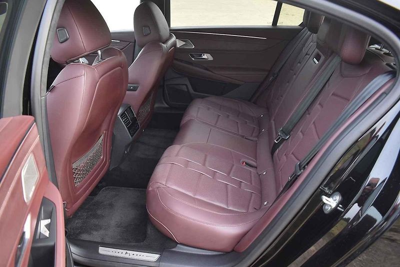 Vlajková loď francouzského automobilového průmyslu se dobře vyjímá v každém prostředí