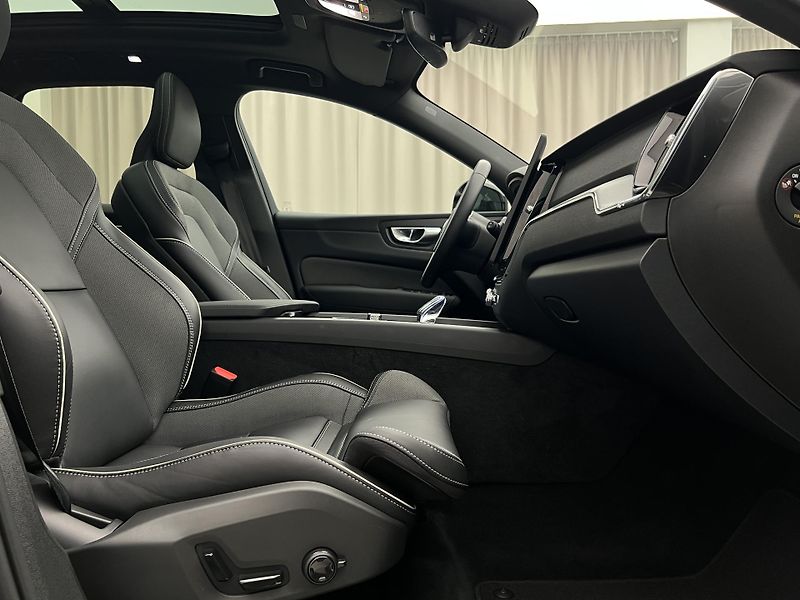 Volvo XC60 T6 AWD BLACK EDITION RESKIN - fotka 22 z 50