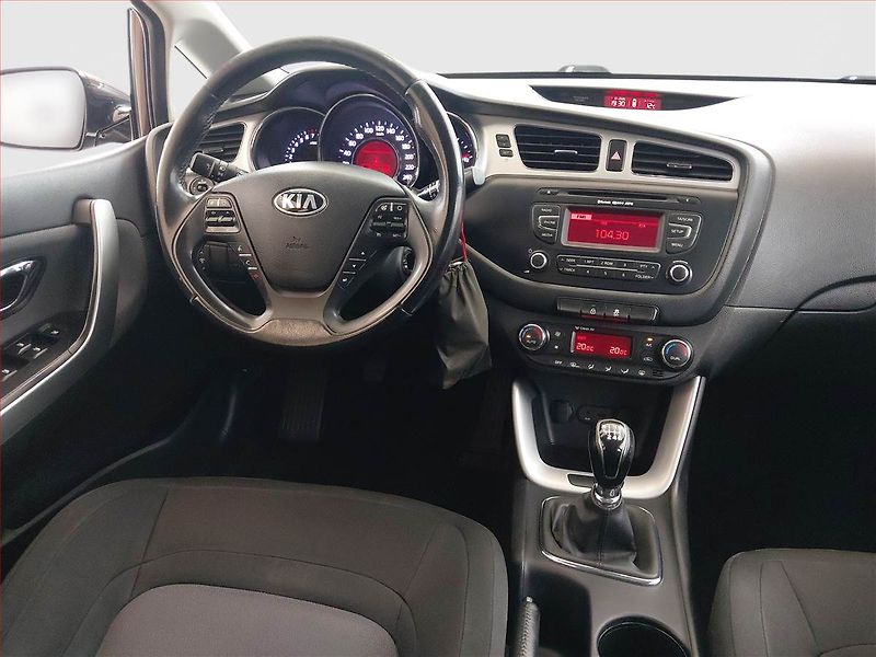 Kia Ceed (2012) 1.6 GDI, Navi, Xenony - fotka 17 z 17