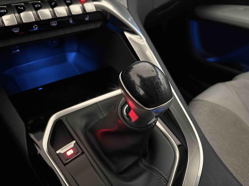 Peugeot 3008 (2018) Allure, 130k MAN6, tažné z. - fotka 18 z 33