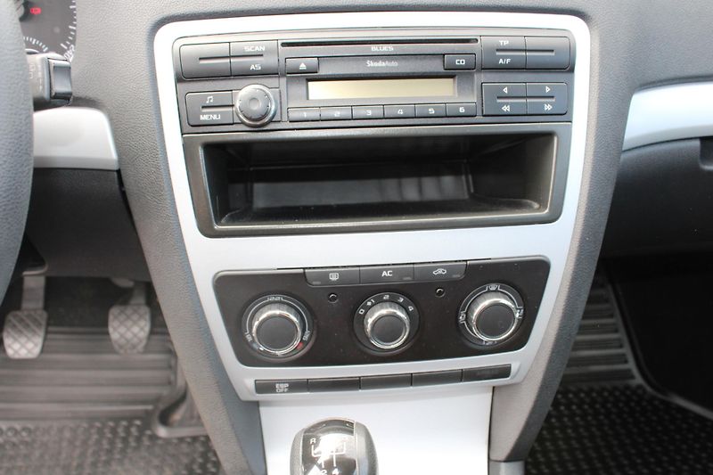 Škoda Octavia (2009) 1.6 MPI KLIMA EL.OKNA TEMPOMAT - fotka 17 z 20