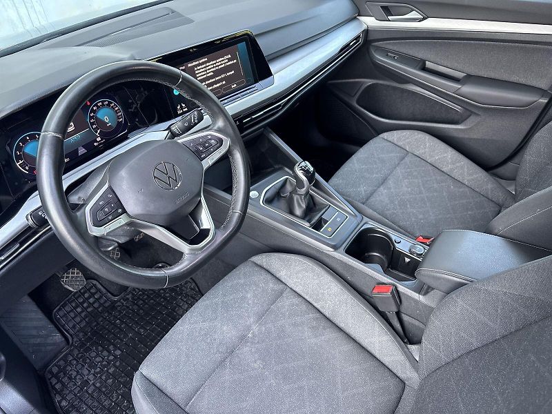 Volkswagen Golf (2023) Variant 1.5 TSI Life - fotka 8 z 31