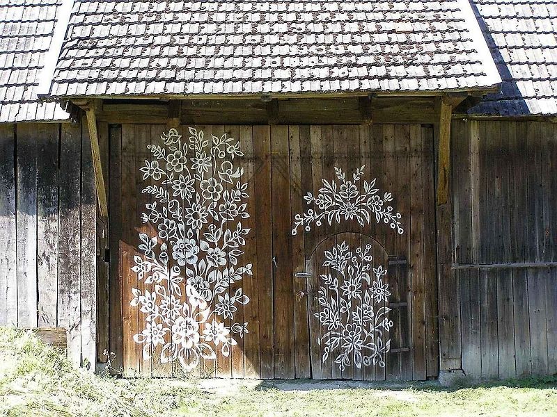 Domy nejsou žádný skanzen. Lidé v nich opravdu žijí.