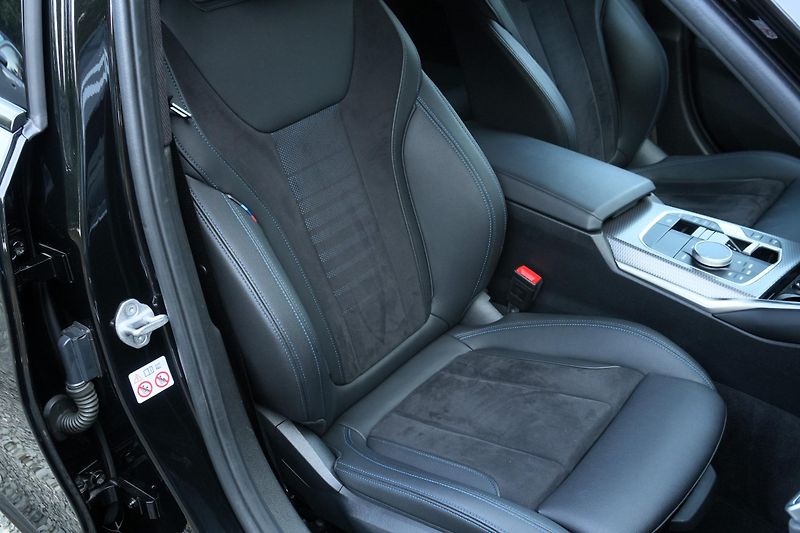 BMW Řada 3 330d xDrive, Tažné, Kamera - fotka 36 z 37