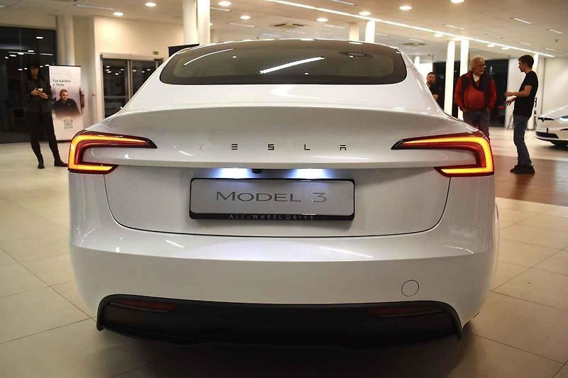Tesla slibuje, že objednané exempláře nové verze Modelu 3 dorazjí ze Šanghaje během 2 až 6 týdnů