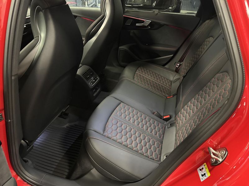 Audi RS 4 (2023) 2,9TFSi Avant quattro MATRIX - fotka 18 z 38