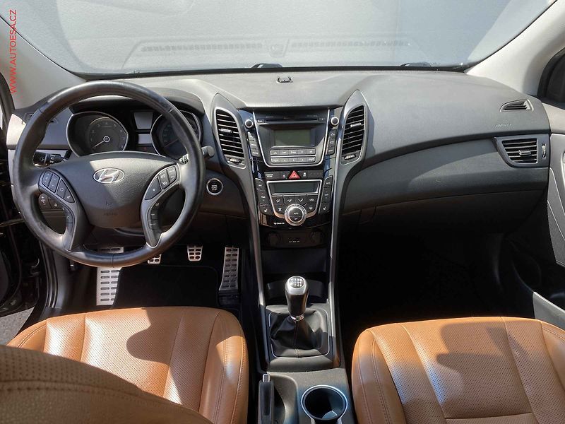 Hyundai i30 (2015) 1.6 GDi - fotka 8 z 16