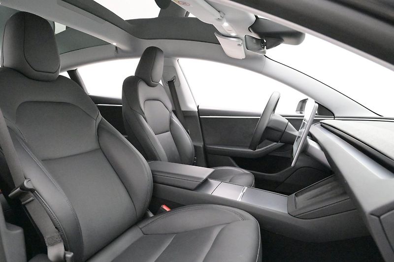 Tesla Model 3 Long Range AWD Highland - fotka 9 z 23