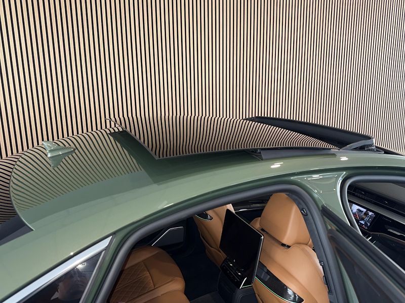 Audi S8 B&O-Adv. Carbon Matrix Pano TV - fotka 23 z 52