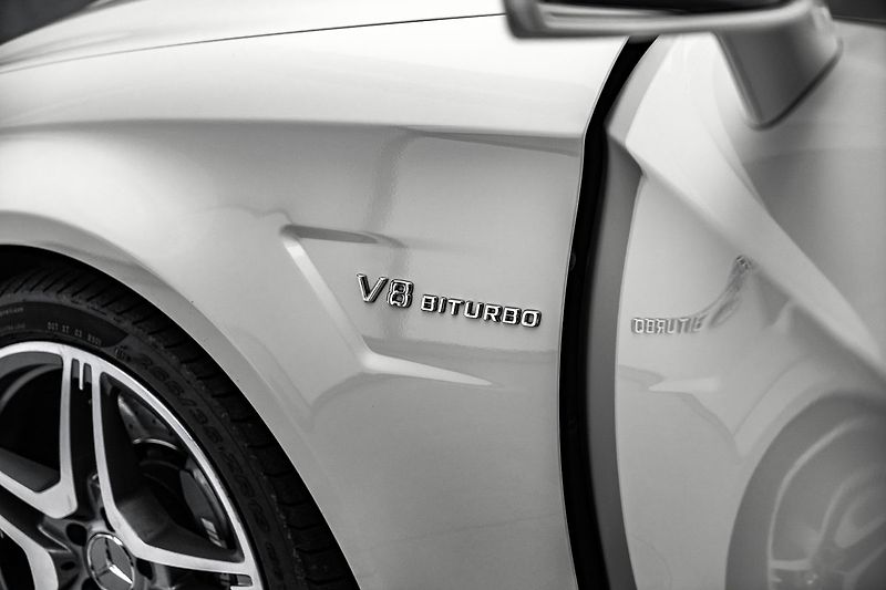 Mercedes-Benz CLS 63 AMG 4M, Designo Carbon H&K - fotka 10 z 28