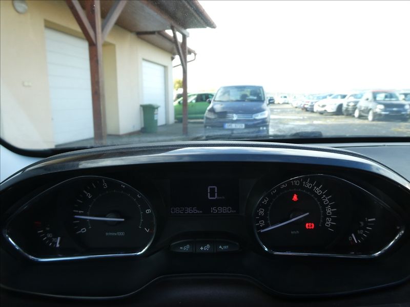 Peugeot 2008 1,2 PureTech 60kW - fotka 34 z 38