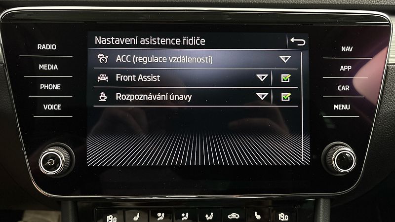 Škoda Superb 2.0 TDI DSG Ambition Combi - fotka 28 z 29