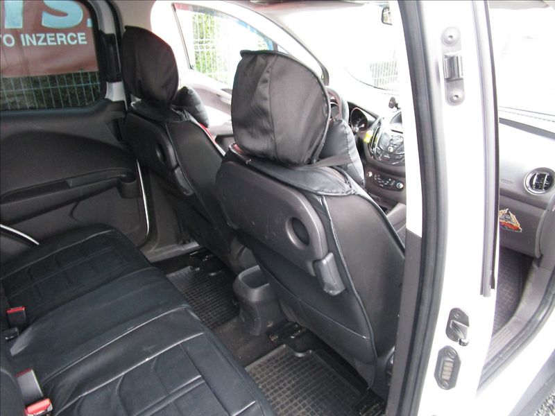 Ford Tourneo Courier 1.5TDCi Titanium, 2. maj. - fotka 21 z 40