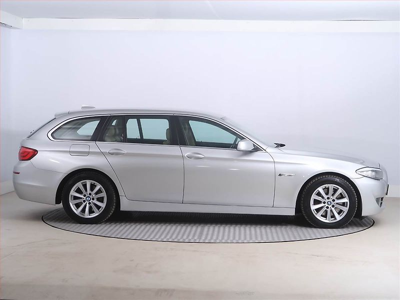 BMW Řada 5 (2011) 530d, Automat, Navi, Tempomat - fotka 6 z 22