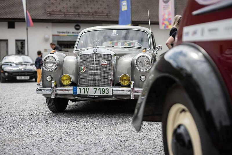 Všichni účastníci s vozy v cíli druhého ročníku Oldtimer Expressu, který mířil z Prahy do řeckých Atén.